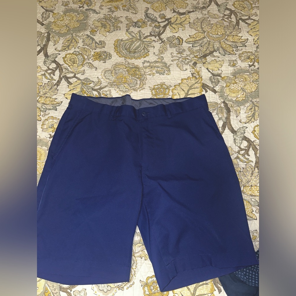Navy blue men’s golfing shorts